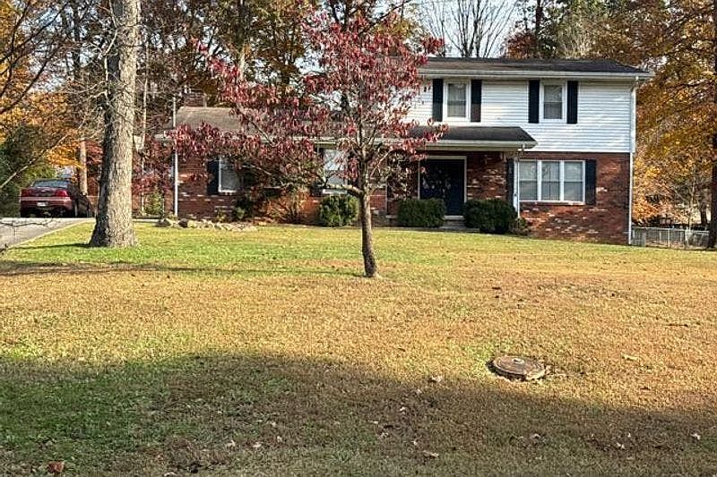 1st image of 3923 Glen Oaks Dr