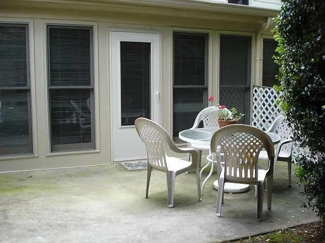 410 Forestgate Ct — Photo 17
