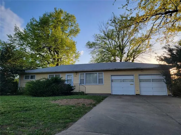 445 N Pine St, Garnett, KS 66032