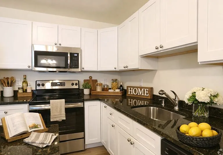 Granite Countertops/Stainless Steel Applainces
