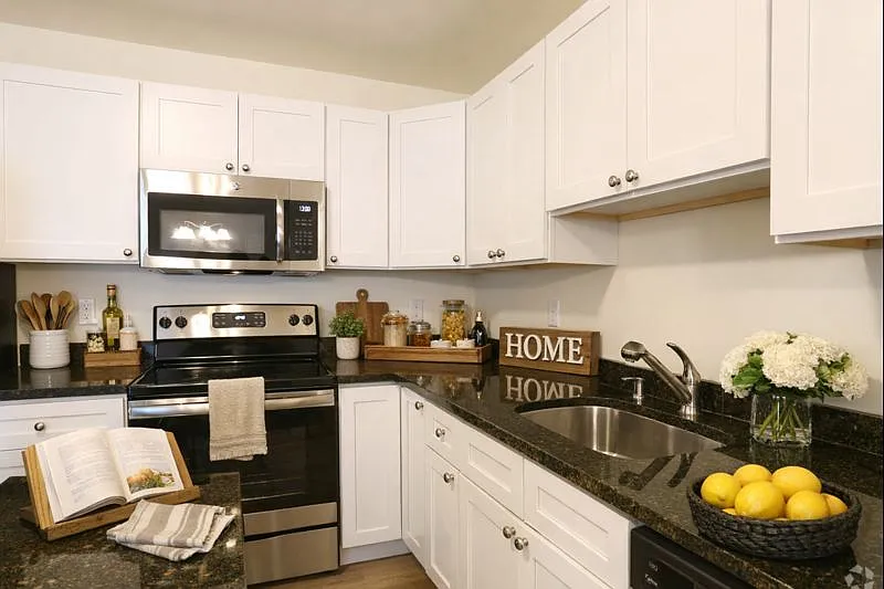 Granite Countertops/Stainless Steel Applainces