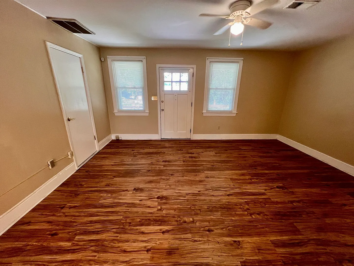 3 bed, 2.0 bath, 1300 sqft, $1,795 — Photo 2
