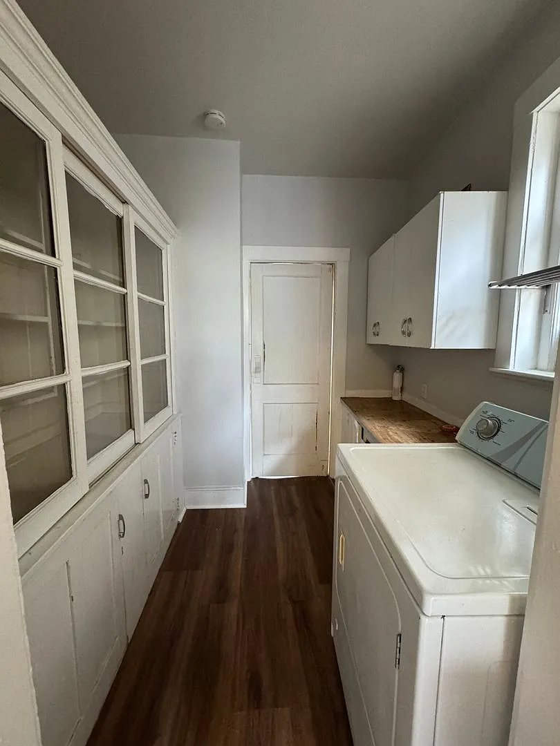 Charming 4 Bedroom-No Broker Fee — Photo 4