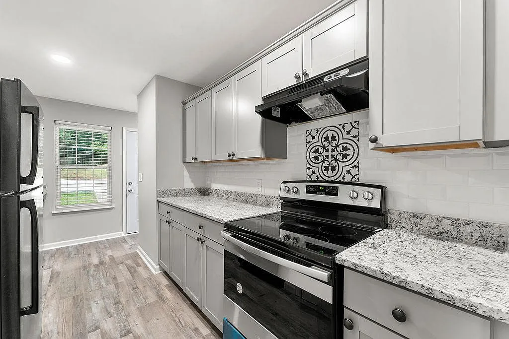 3 bed, 1200 sqft, $1,999 — Photo 2