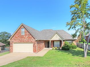 4026 S Rolling Oaks Dr, Tulsa, OK 74107
