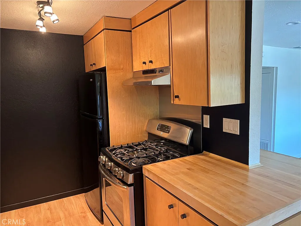 2 bed, 1025 sqft, $2,500 — Photo 2