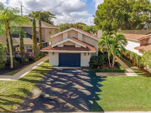 575 Lakeside Cir, Sunrise, FL 33326