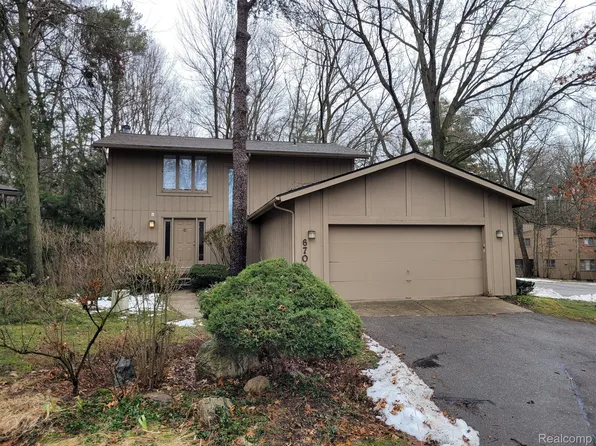 6704 Red Cedar Ln, West Bloomfield, MI 48324