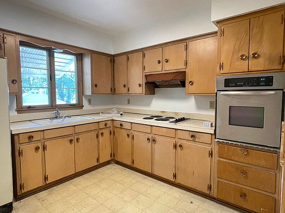 4th image of 733 W 85th St