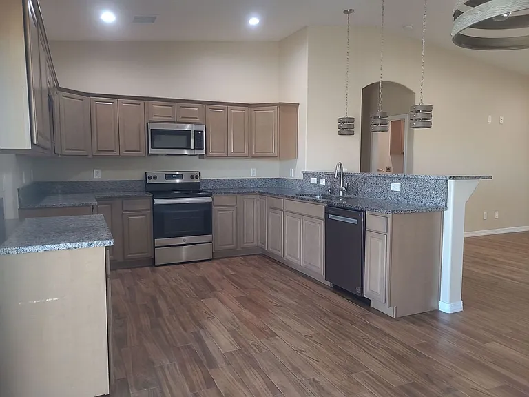 1923 E Winter Haven Dr — Photo 3