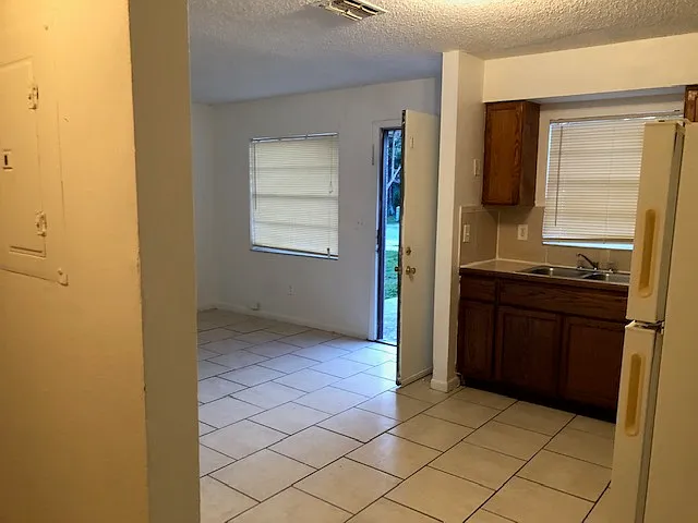 3 bed, 900 sqft, $1,900 — Photo 4