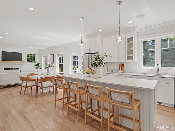 4th image of 469 Woodridge Avenue
