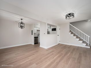 1393 S Glen Cir APT B, Aurora, IL 60506