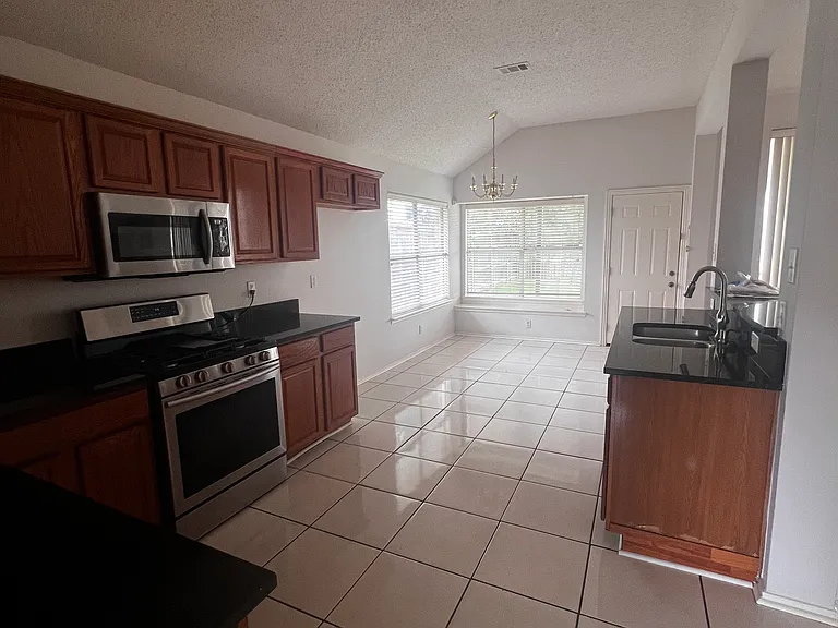 2277 Heatherdale Dr — Photo 10