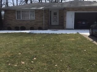 902 E Parkleigh Dr, Seven Hills, OH