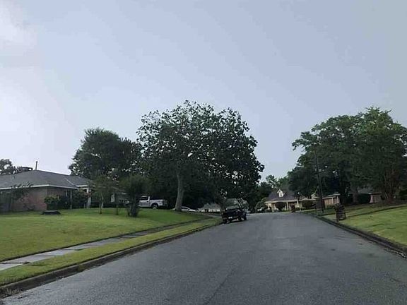 Exterior Neighborhood (street photo)