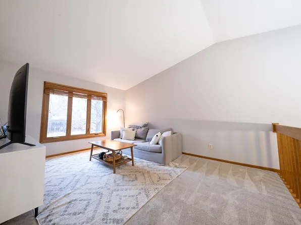 825 Golden Meadow Rd, Eagan, MN 55123