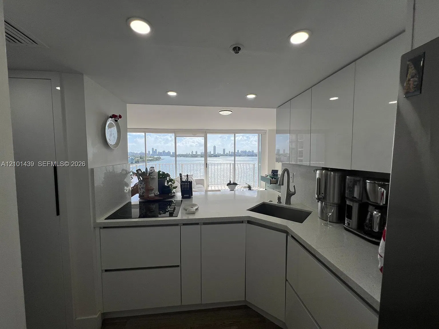 7601 E Treasure Dr — Photo 4