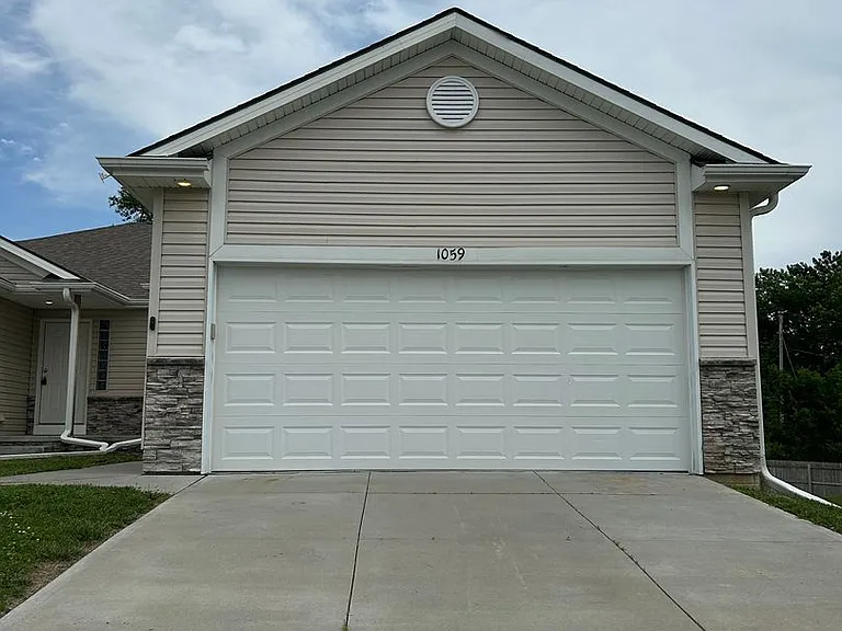 1059 N 170th Ave — Photo 1