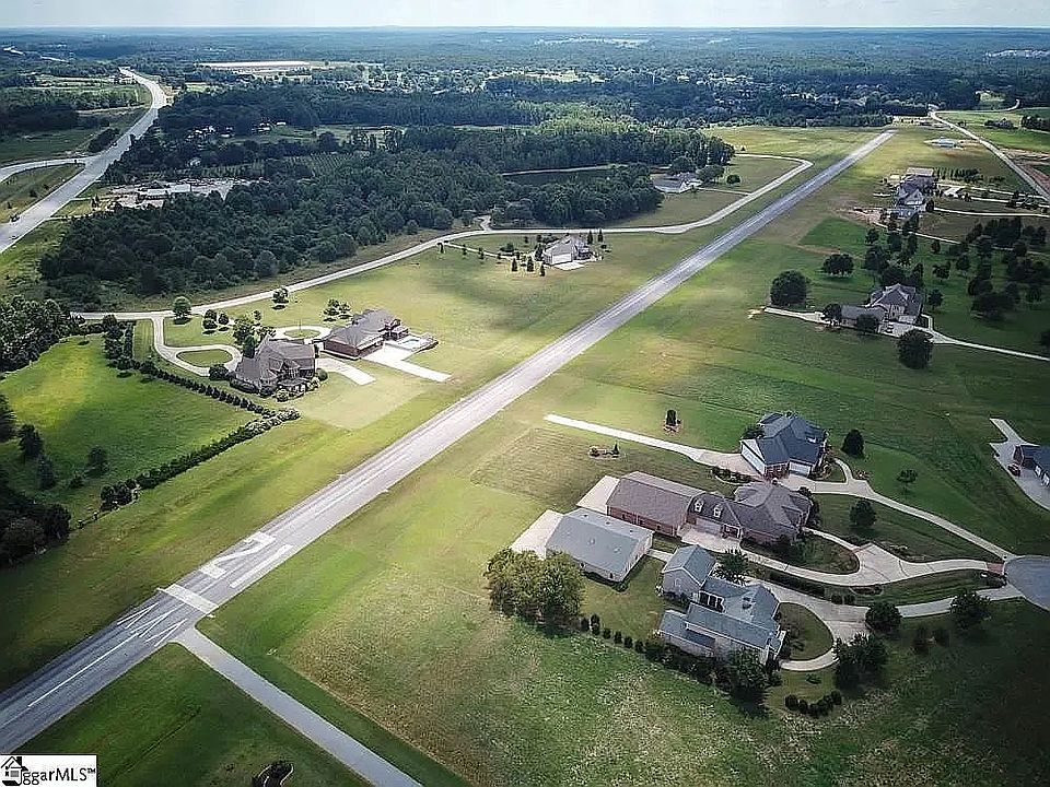 1st image of 121 Landmark Dr