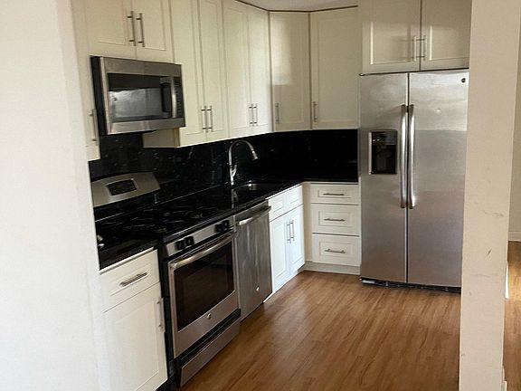 3rd image of 415-5306 N Cumberland Ave #415