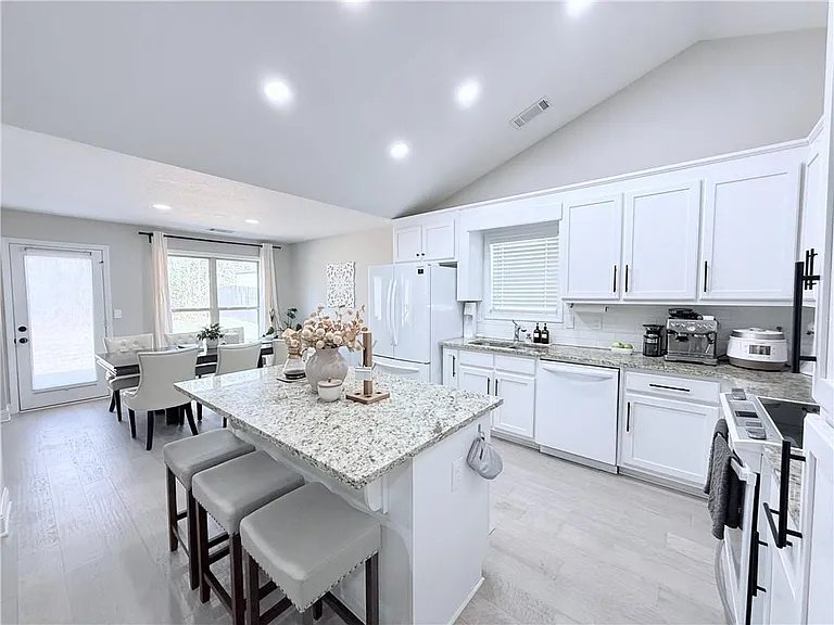 138 Livingston Ct — Photo 10