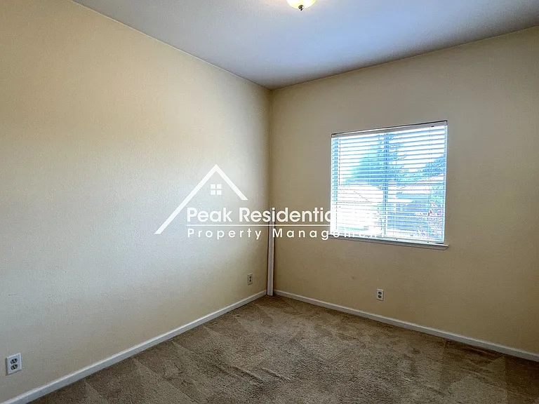 402 Harlow Ct — Photo 17