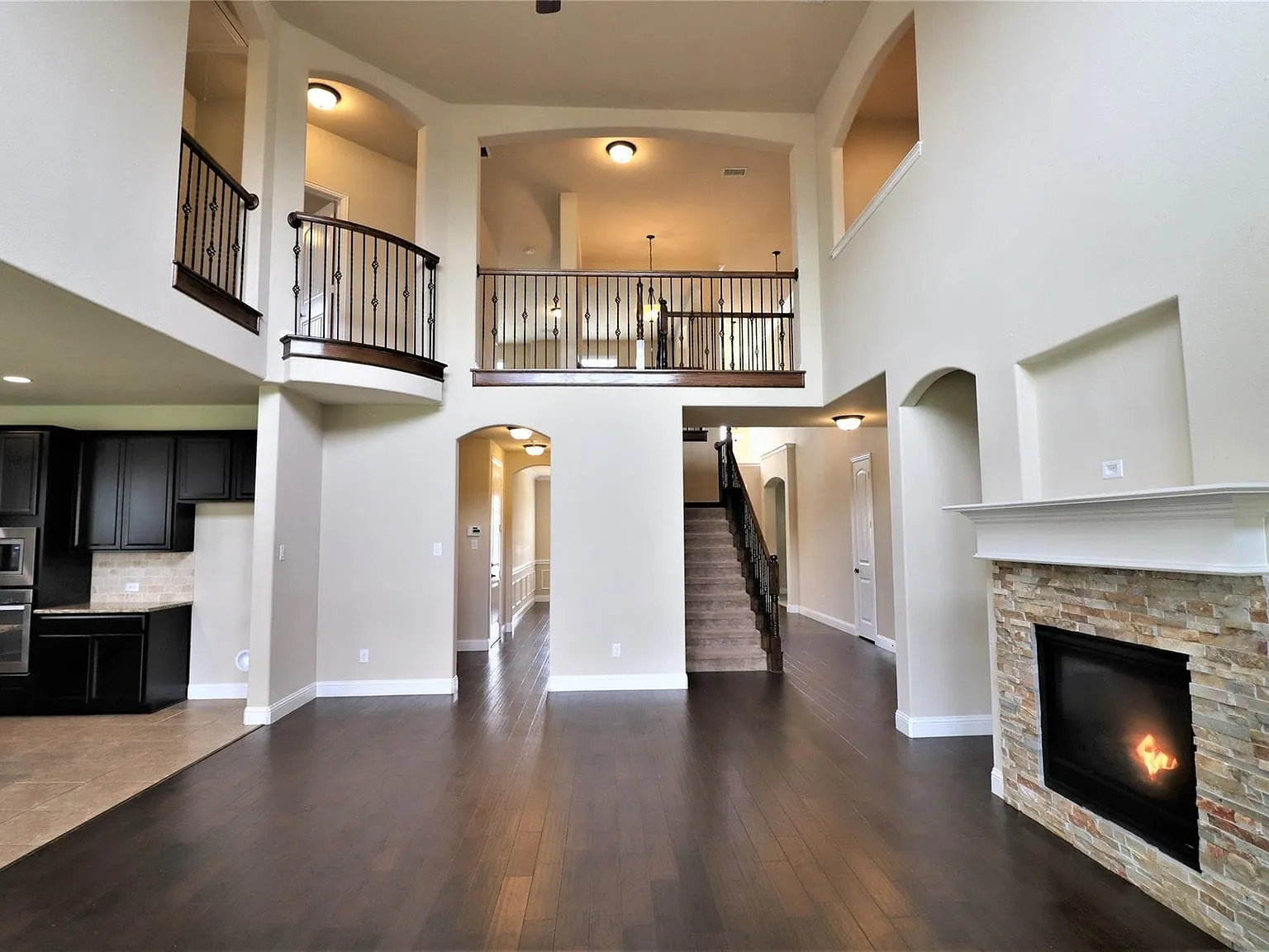 5 bed, 3.5 bath, 4077 sqft, $3,895 — Photo 4