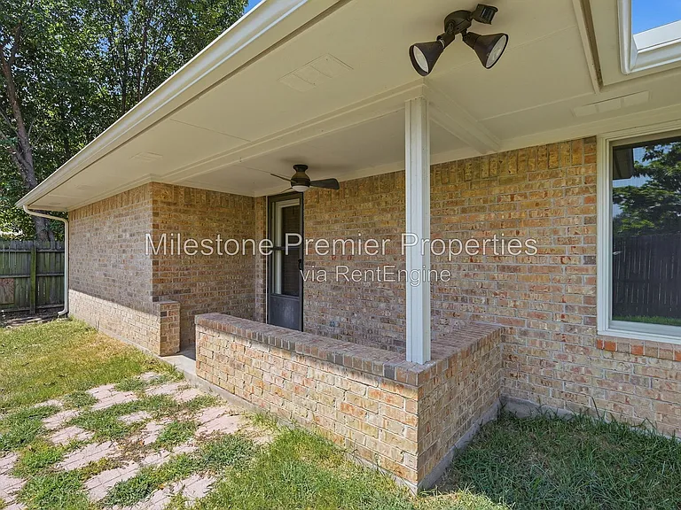 1908 Paula Dr — Photo 24
