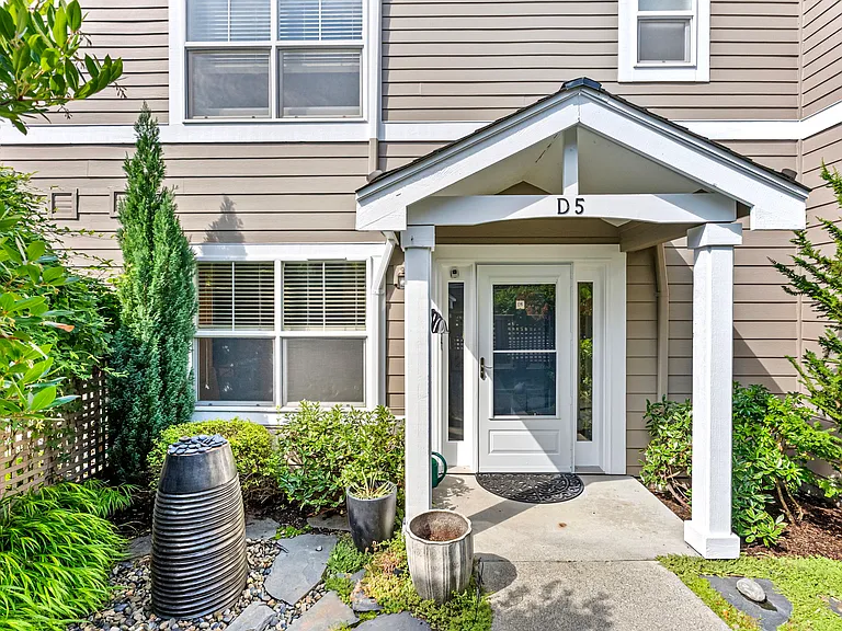 Front entry and private front courtyard