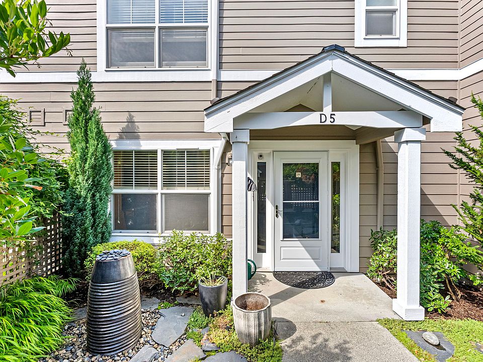 Front entry and private front courtyard