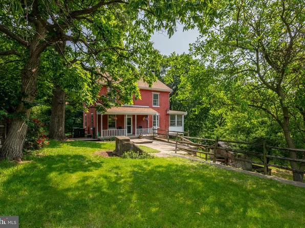 1018 Fairview Dr, Leesport, PA 19533