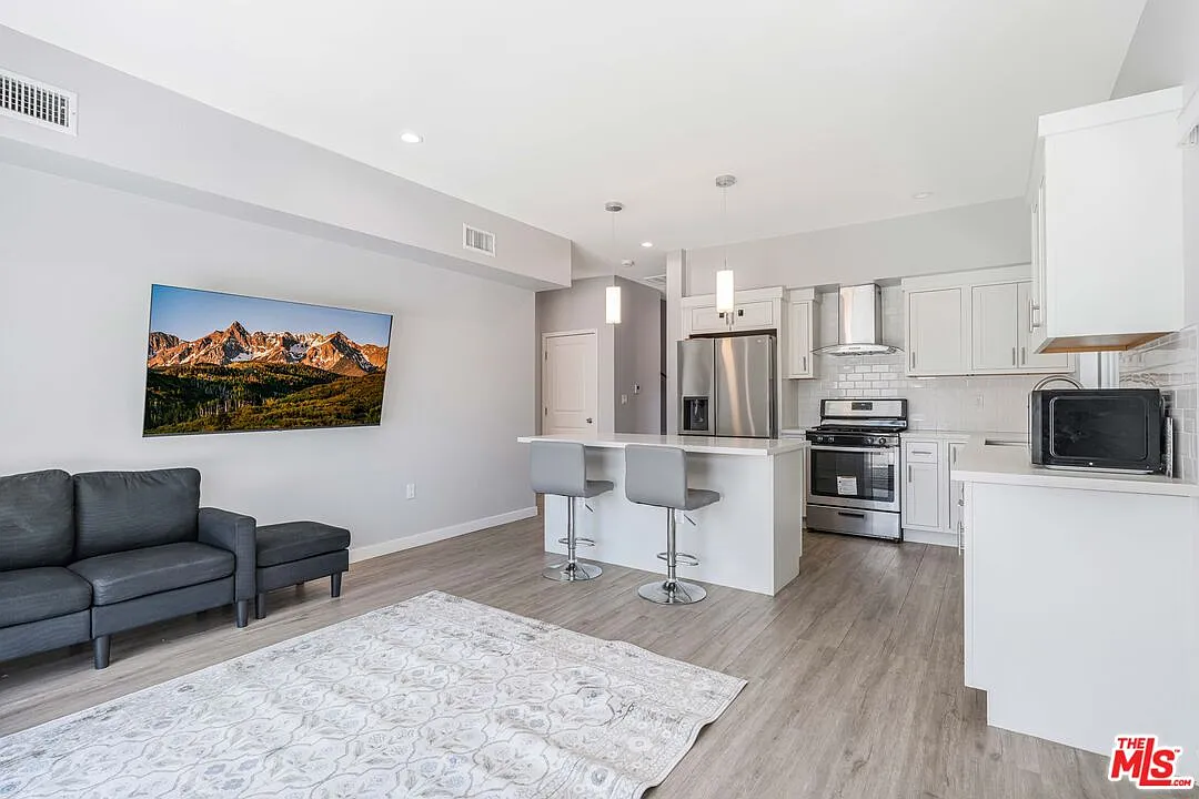 3 bed, 3.0 bath, 1200 sqft, $3,500 — Photo 2