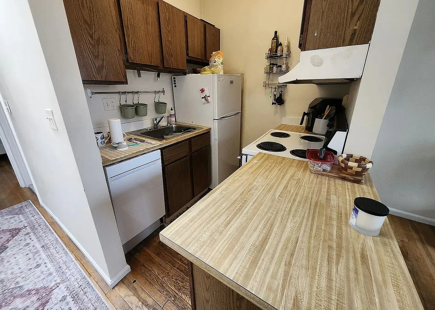 No Brokers Fee Unit in Beacon Hill Top Floor, Big bedrooms, Roof Deck, Laundry on a Site — Photo 3