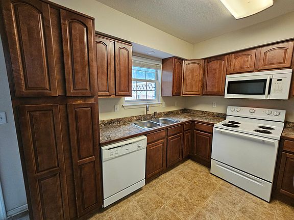 5th image of 1821 NE Knollbrook St