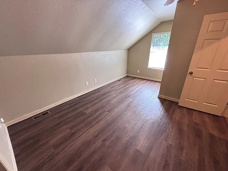 114-116 S Ray Ave — Photo 11