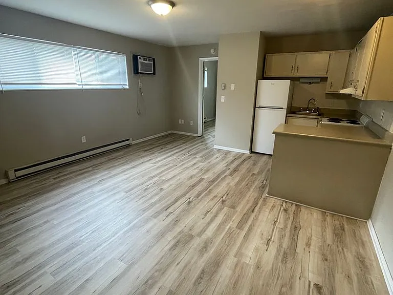 1302 W Sycamore St — Photo 3