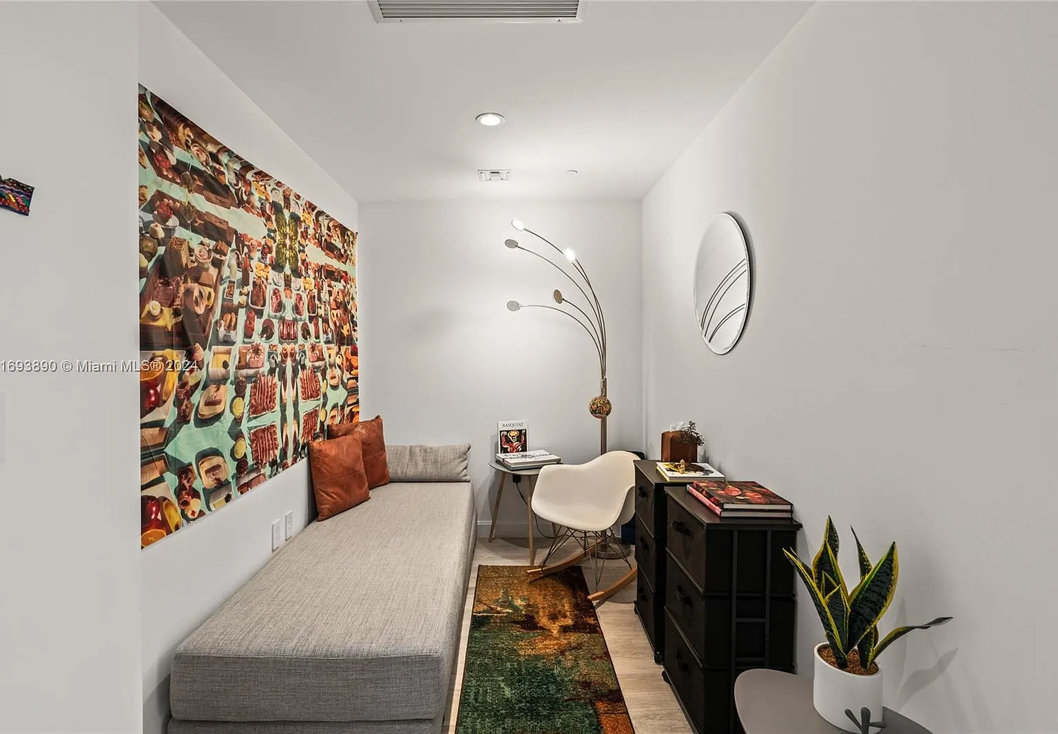 2 bed, 926 sqft, $6,000 — Photo 2