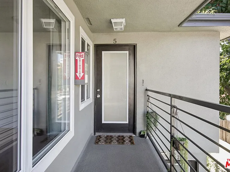 6612 De Longpre Ave #5 — Photo 4