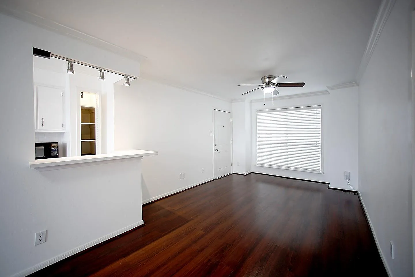 1 bed, 1.0 bath, $1,050 — Photo 3