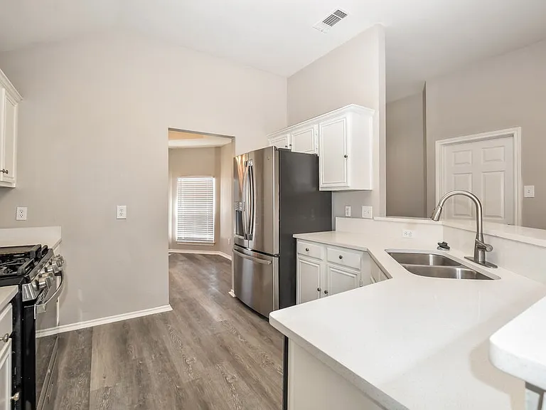 717 Rockett Ln — Photo 8