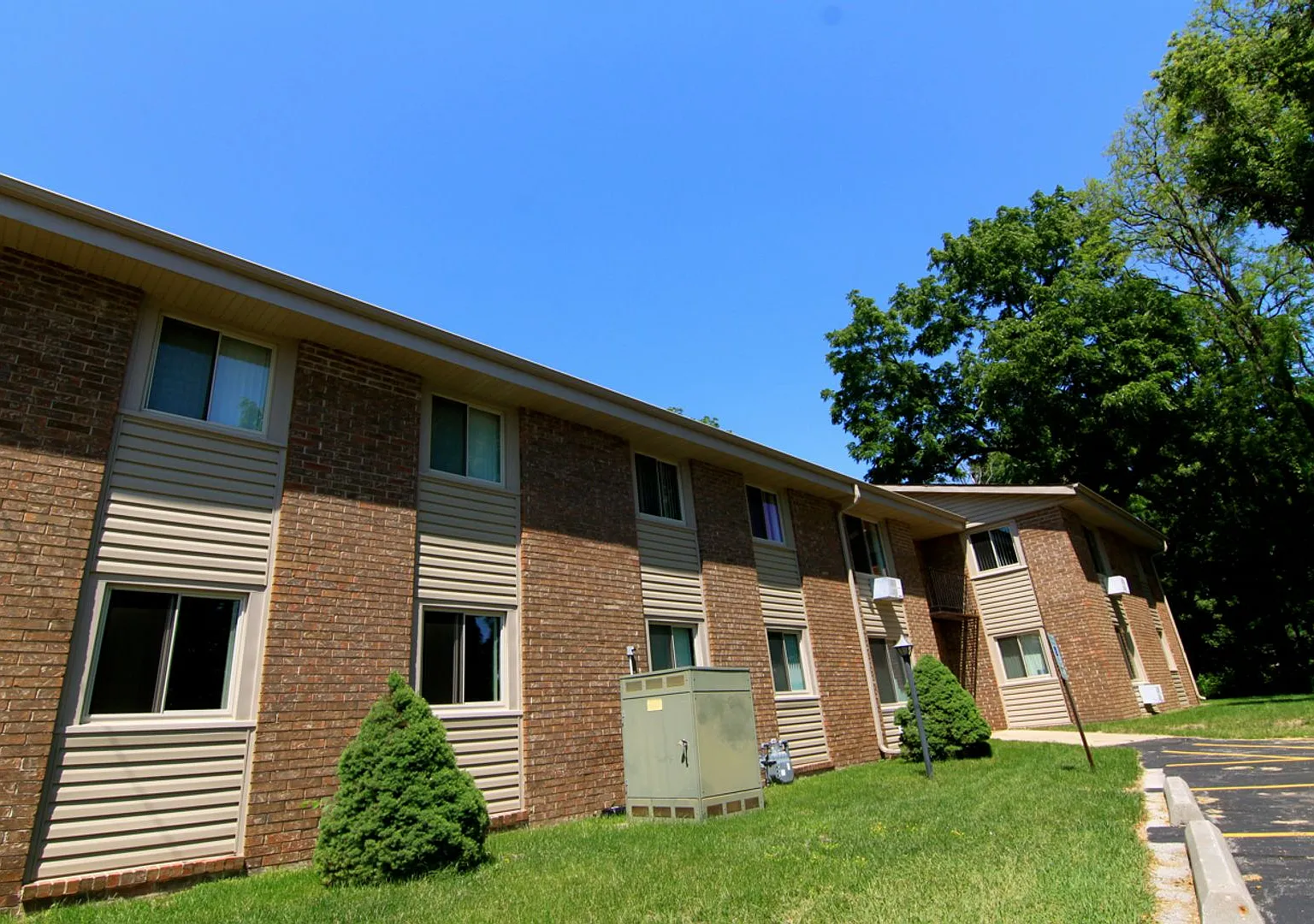 Browns Court Apartments — Photo 1