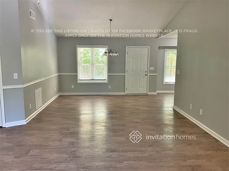 303 Park Sq — Photo 4