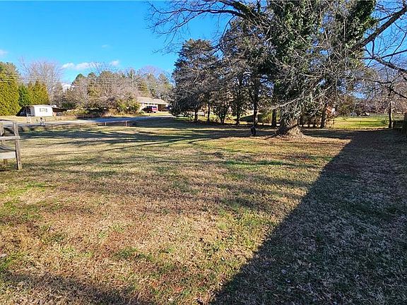 5th image of 325 Stewart Rd