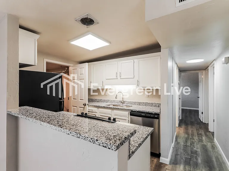 8056 E Victoria Dr — Photo 6