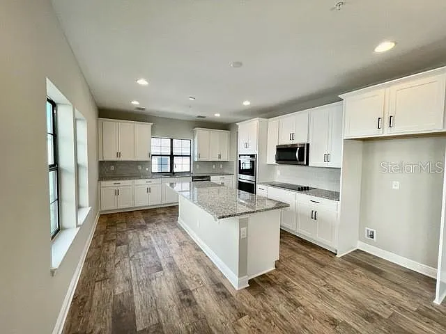 4 bed, 3.5 bath, 2350 sqft, $2,995 — Photo 3