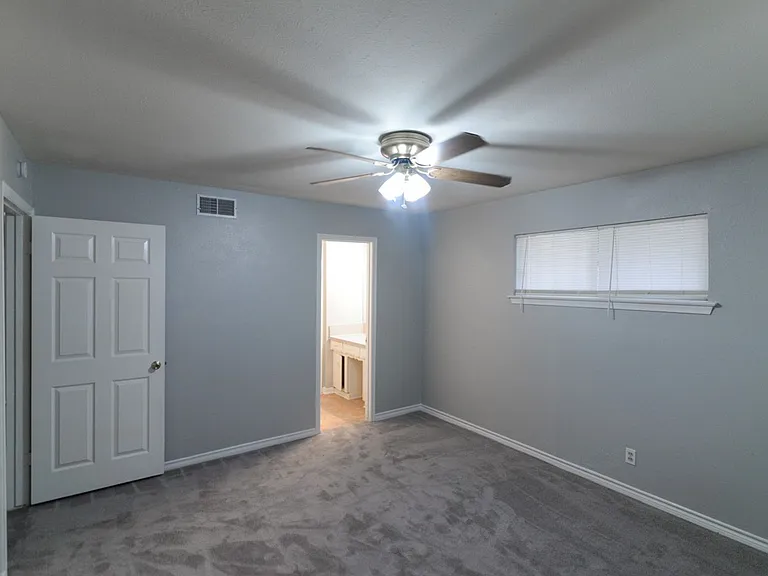 614 N Young Blvd — Photo 5