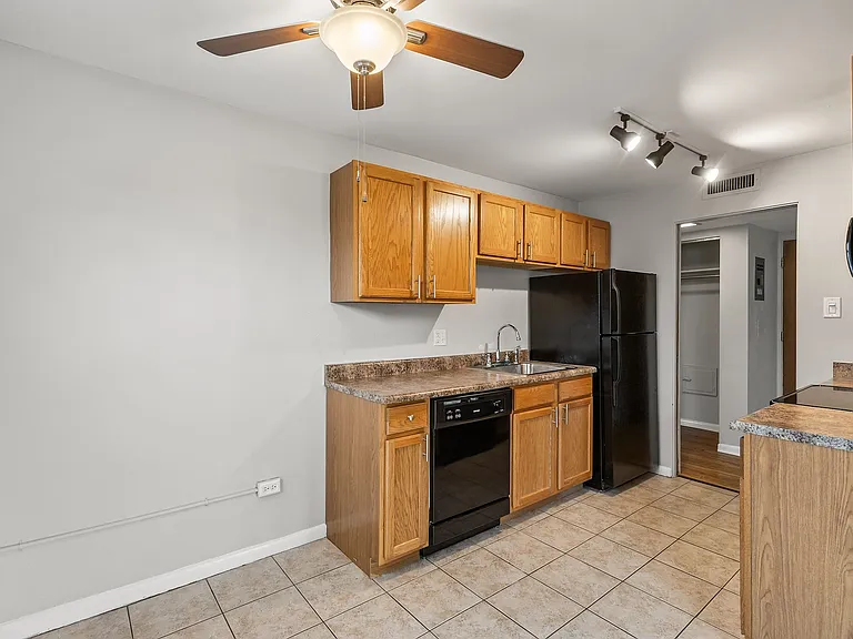 1333 N York St — Photo 41