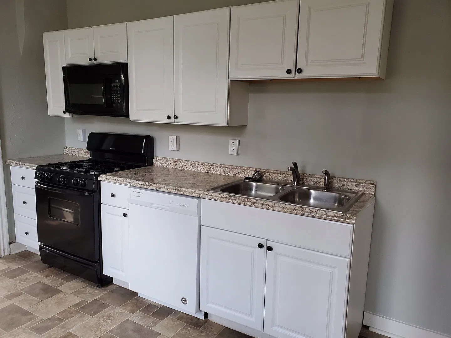 Spacious 3 Bedroom with Bonus Room Located on the West End of Lancaster — Photo 3