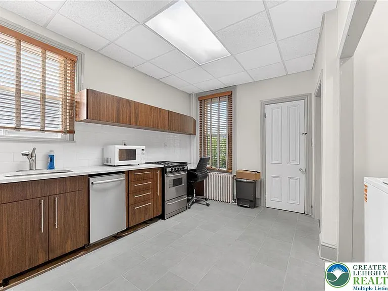 401 W Broad St — Photo 10